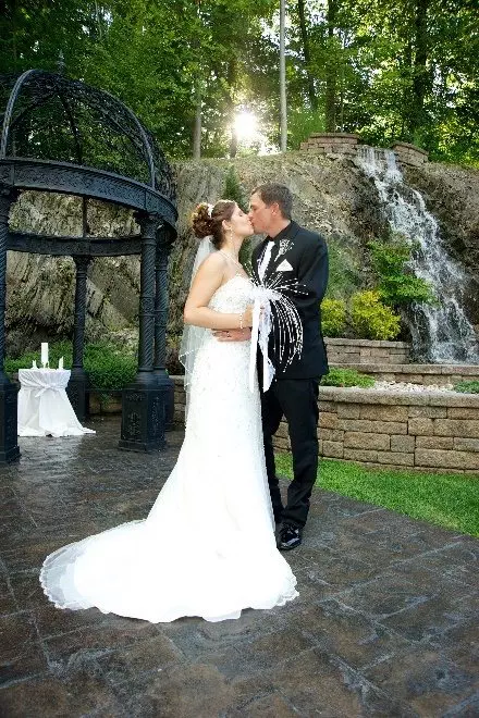 Veil or Not to Veil? 5 Wedding couple kissing