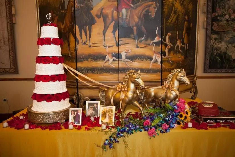 Veil or Not to Veil? 8 Beautiful table setting with wedding cake