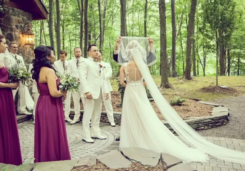 Veil or Not to Veil? 15 Groom lifting the veil
