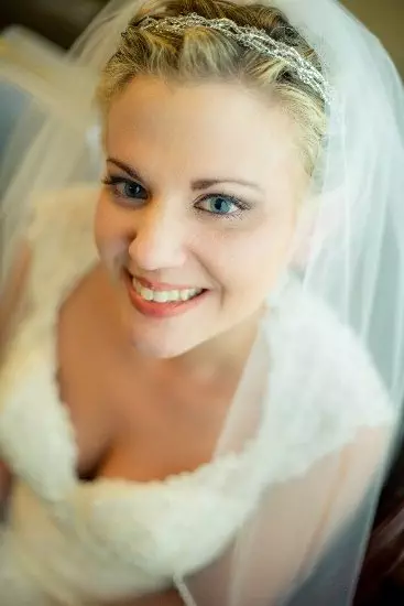 Veil or Not to Veil? 19 Bride posing in her veil
