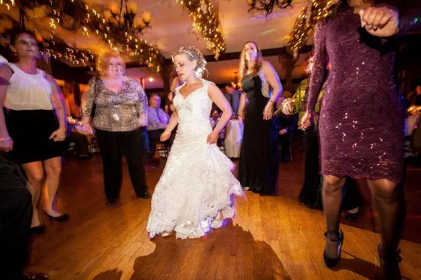 Veil or Not to Veil? 23 Wedding reception dancing