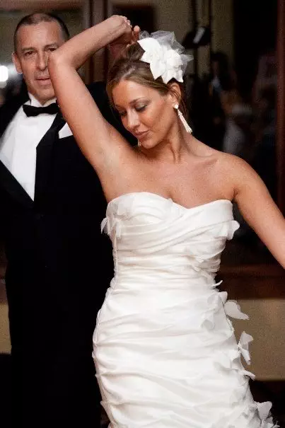 Veil or Not to Veil? 26 Dancing bride